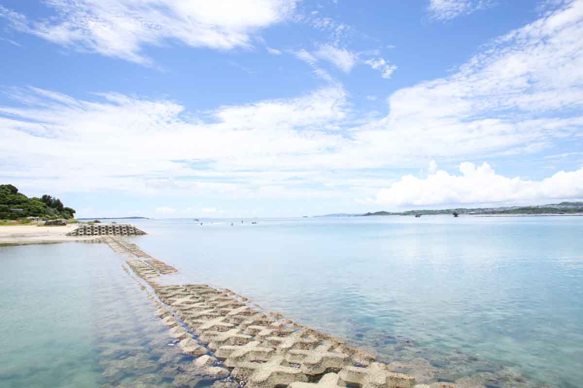 天然に近い人工ビーチ！穏やかな時間が流れる「ふるさと海岸（浜比嘉ビーチ）」の魅力を徹底解説（うるま市）