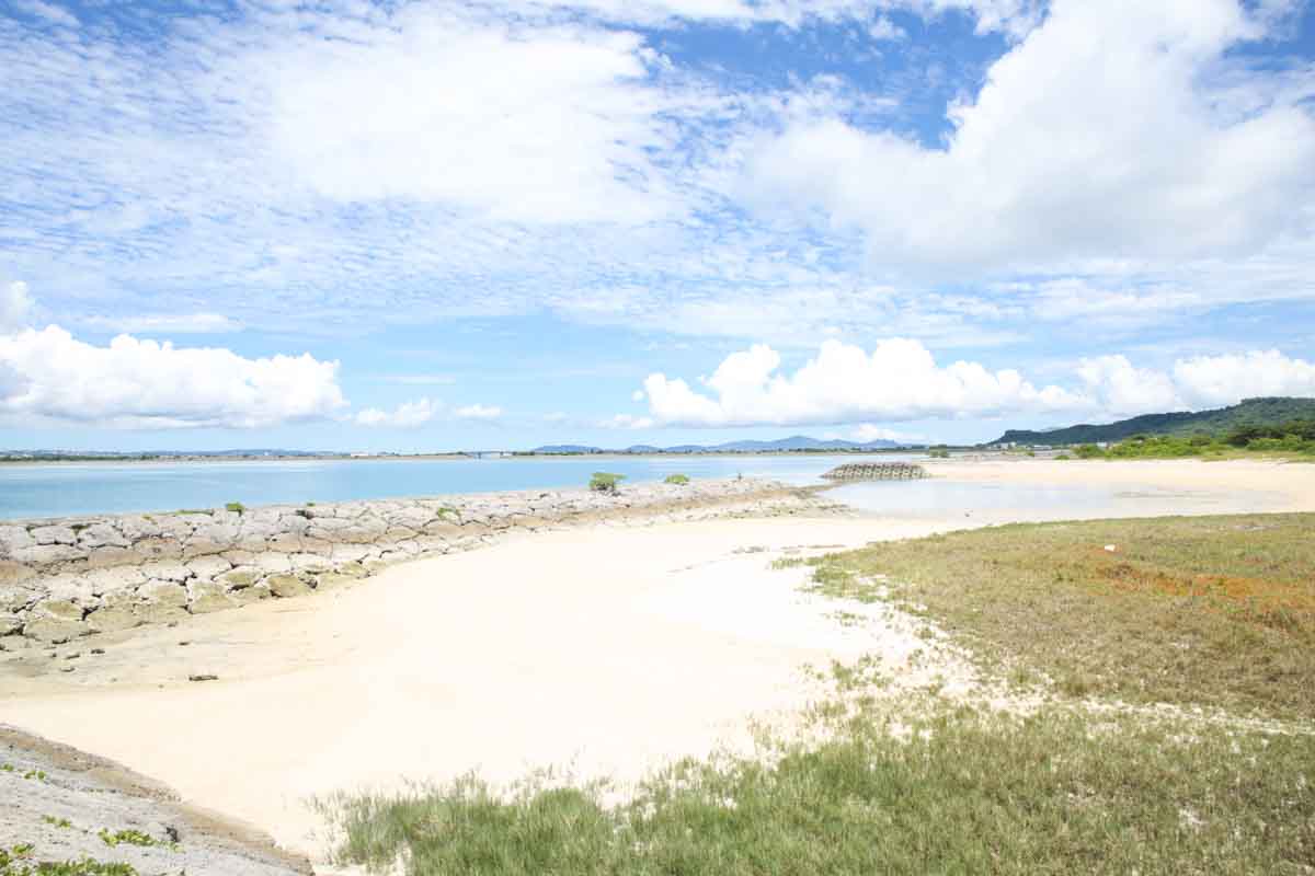天然に近い人工ビーチ！穏やかな時間が流れる「ふるさと海岸（浜比嘉ビーチ）」の魅力を徹底解説（うるま市）