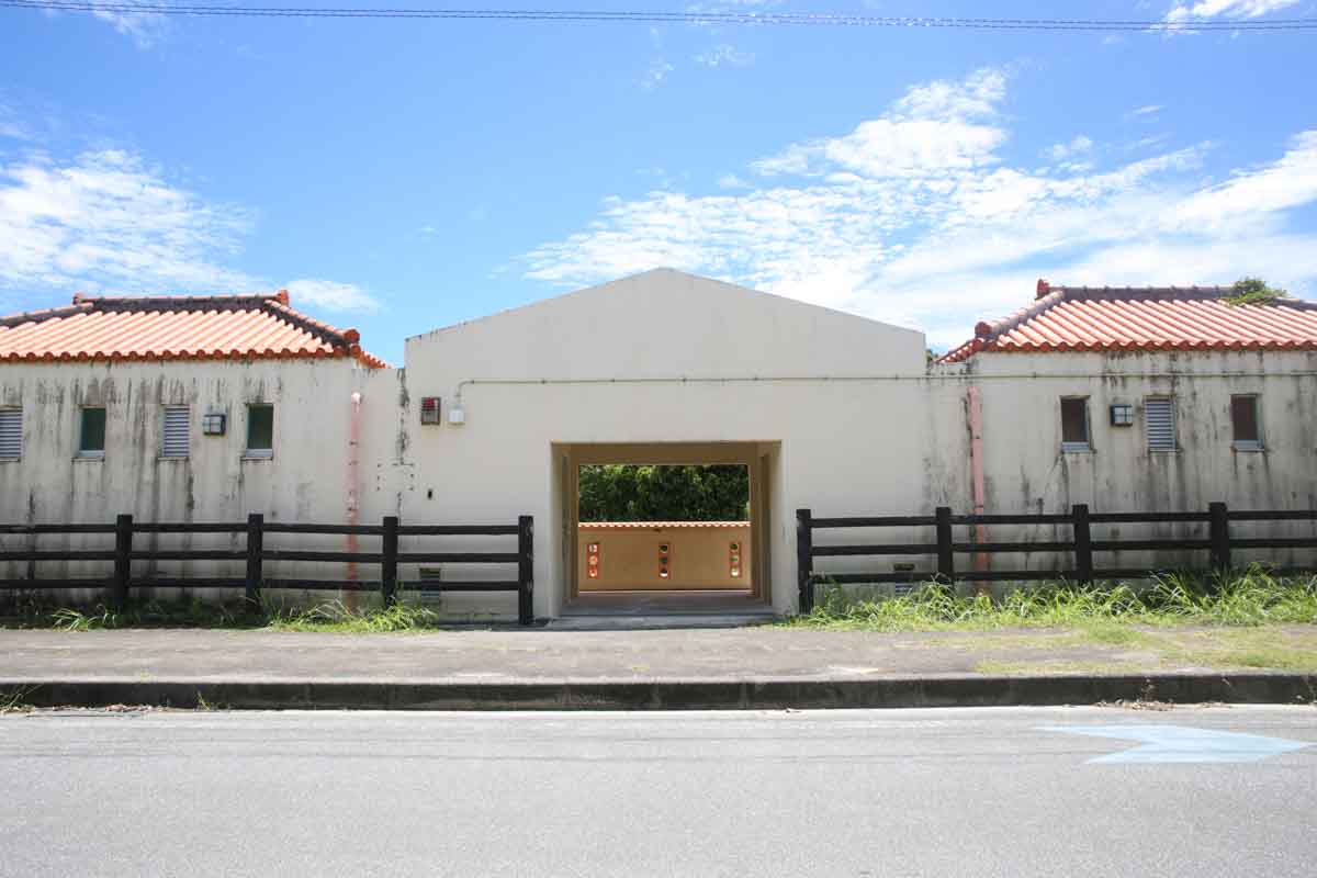 天然に近い人工ビーチ！穏やかな時間が流れる「ふるさと海岸（浜比嘉ビーチ）」の魅力を徹底解説（うるま市）