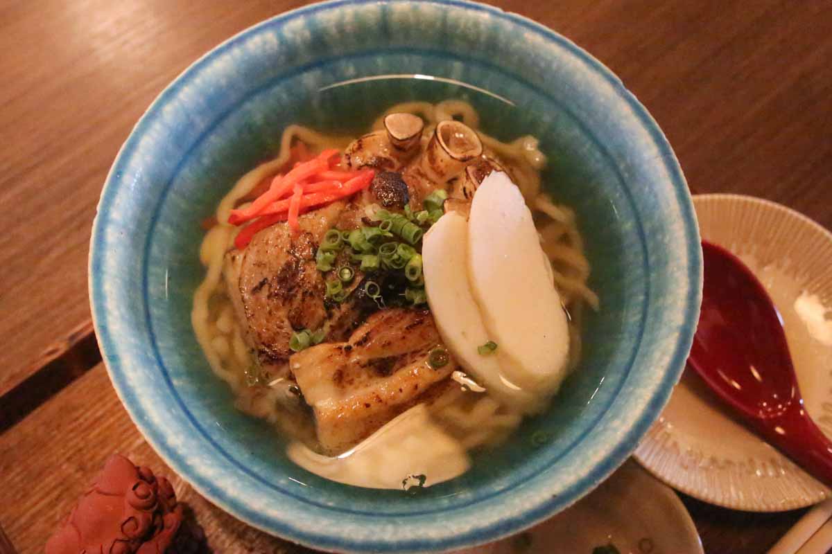 沖縄そば激戦区に新星誕生!ツルッと生麺とこだわりダシが懐かしいのに新しい「花すばや」(那覇市)