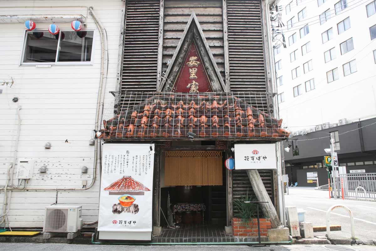 沖縄そば激戦区に新星誕生!ツルッと生麺とこだわりダシが懐かしいのに新しい「花すばや」(那覇市)