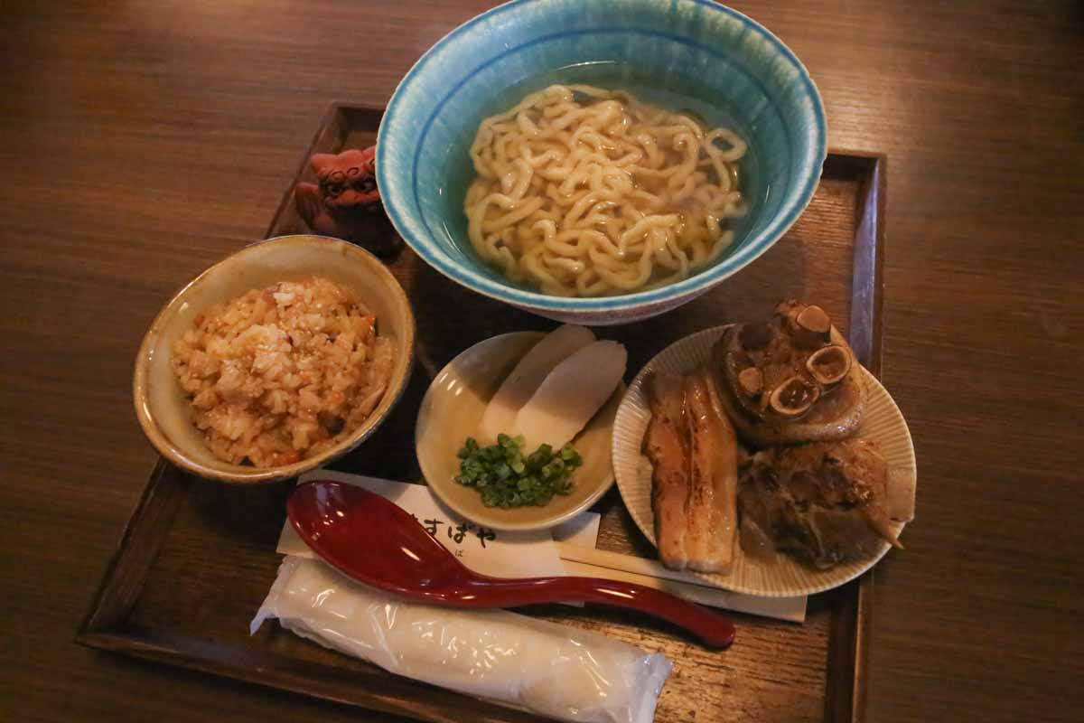 沖縄そば激戦区に新星誕生!ツルッと生麺とこだわりダシが懐かしいのに新しい「花すばや」(那覇市)