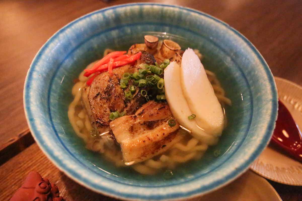 沖縄そば激戦区に新星誕生!ツルッと生麺とこだわりダシが懐かしいのに新しい「花すばや」(那覇市)