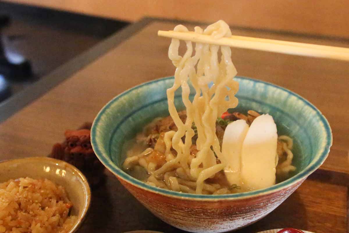 沖縄そば激戦区に新星誕生!ツルッと生麺とこだわりダシが懐かしいのに新しい「花すばや」(那覇市)