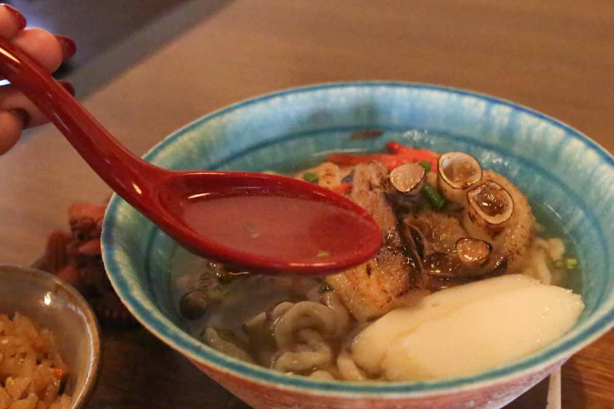 沖縄そば激戦区に新星誕生!ツルッと生麺とこだわりダシが懐かしいのに新しい「花すばや」(那覇市)