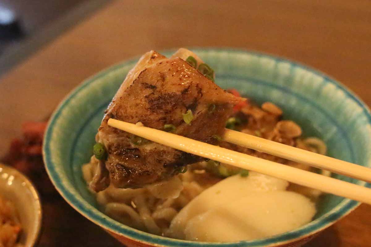 沖縄そば激戦区に新星誕生!ツルッと生麺とこだわりダシが懐かしいのに新しい「花すばや」(那覇市)
