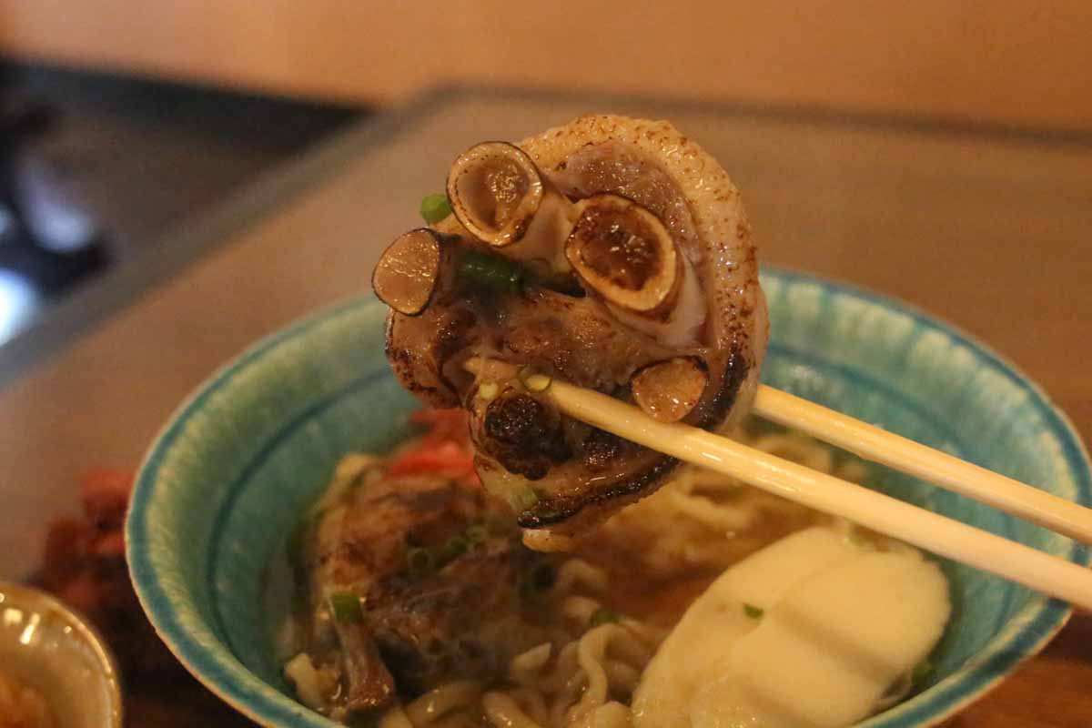 沖縄そば激戦区に新星誕生!ツルッと生麺とこだわりダシが懐かしいのに新しい「花すばや」(那覇市)
