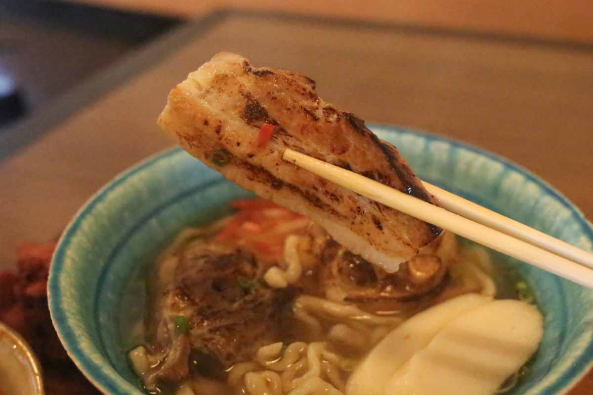 沖縄そば激戦区に新星誕生!ツルッと生麺とこだわりダシが懐かしいのに新しい「花すばや」(那覇市)