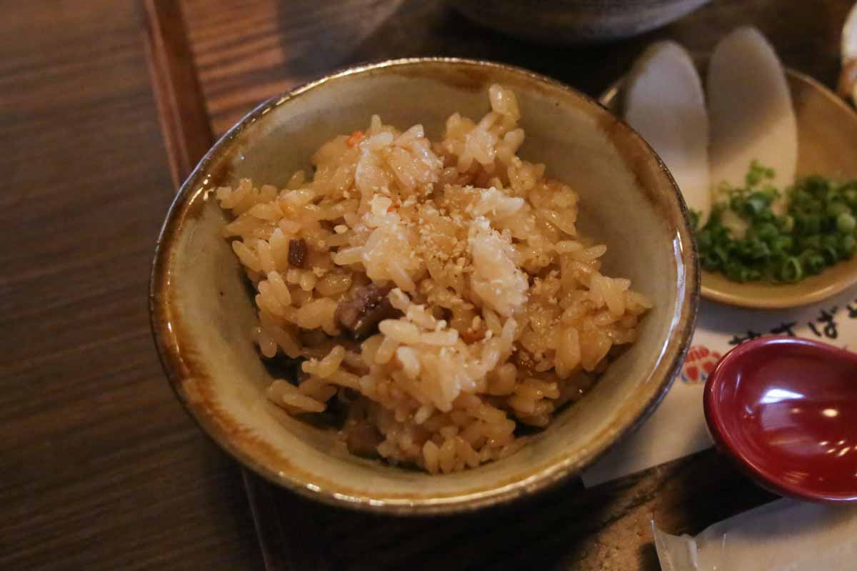 沖縄そば激戦区に新星誕生!ツルッと生麺とこだわりダシが懐かしいのに新しい「花すばや」(那覇市)