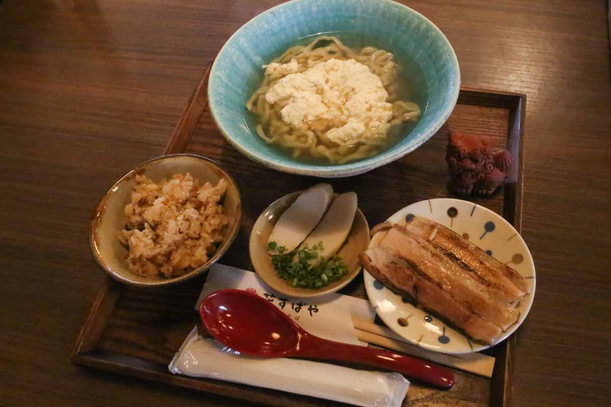 沖縄そば激戦区に新星誕生!ツルッと生麺とこだわりダシが懐かしいのに新しい「花すばや」(那覇市)