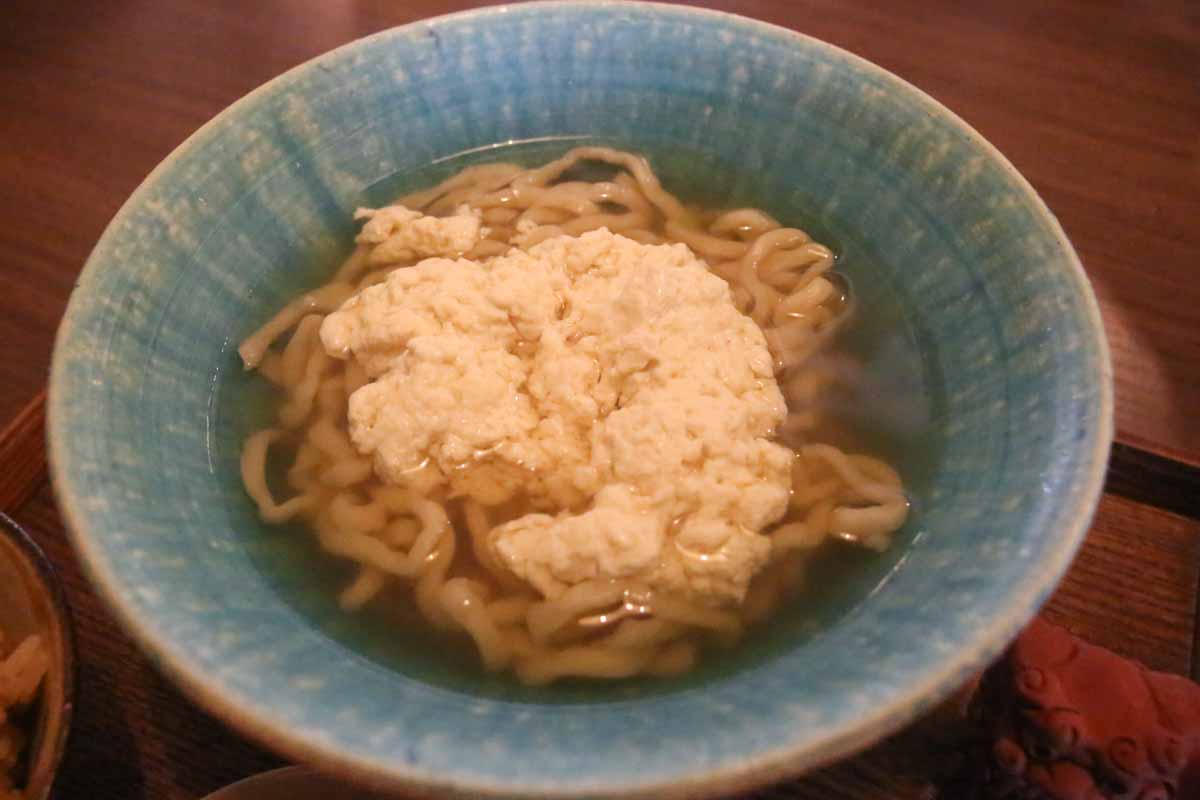 沖縄そば激戦区に新星誕生!ツルッと生麺とこだわりダシが懐かしいのに新しい「花すばや」(那覇市)
