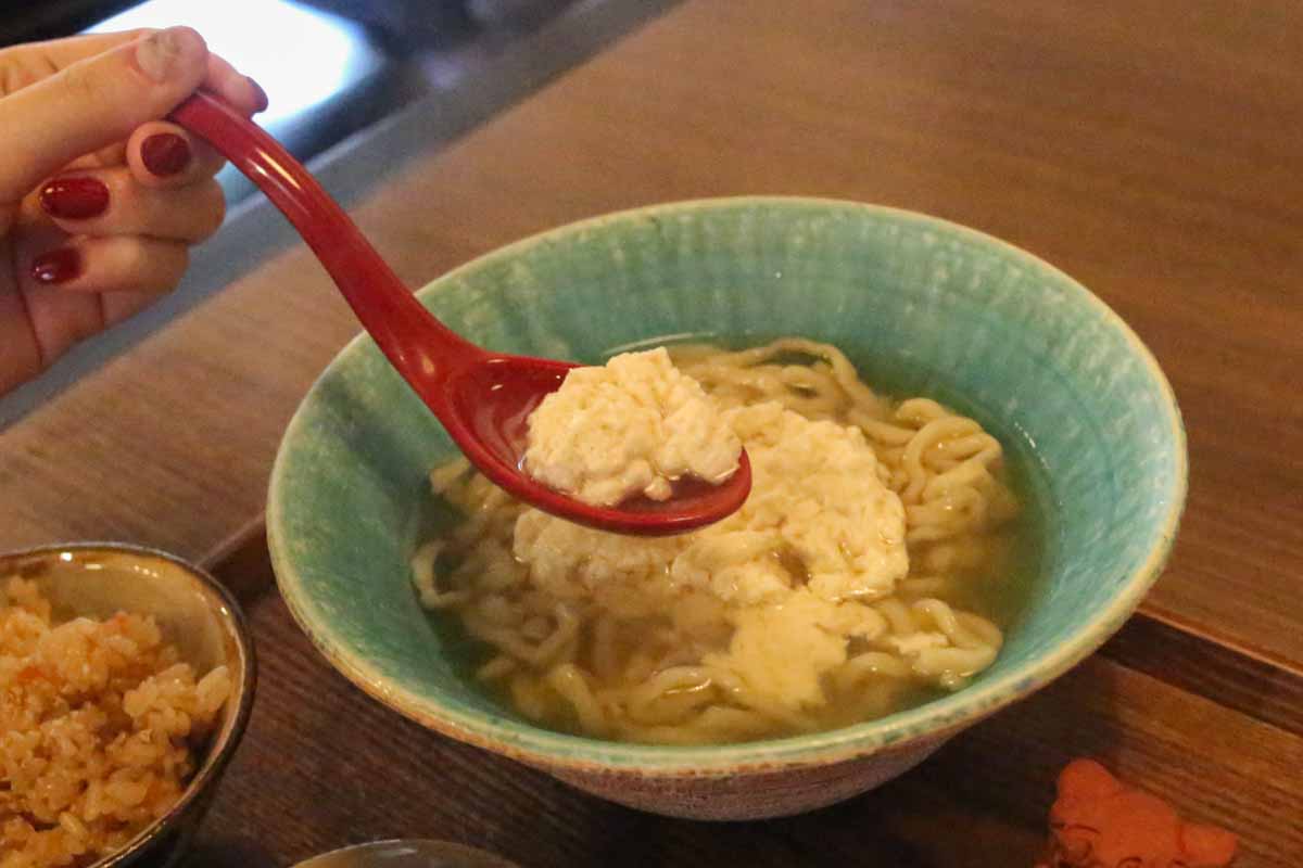 沖縄そば激戦区に新星誕生!ツルッと生麺とこだわりダシが懐かしいのに新しい「花すばや」(那覇市)
