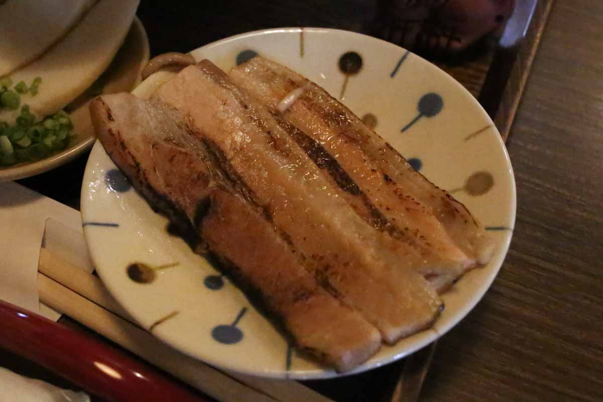 沖縄そば激戦区に新星誕生!ツルッと生麺とこだわりダシが懐かしいのに新しい「花すばや」(那覇市)