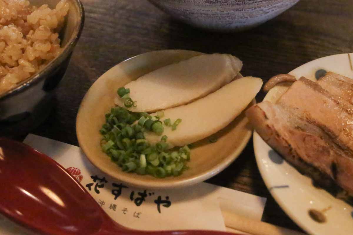 沖縄そば激戦区に新星誕生!ツルッと生麺とこだわりダシが懐かしいのに新しい「花すばや」(那覇市)