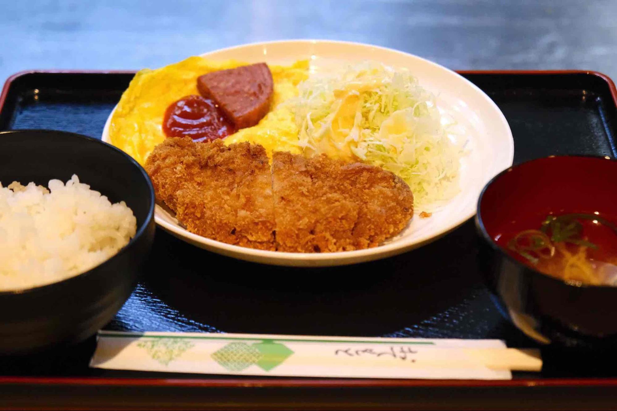 低価格でボリューミーな“沖縄食堂文化”を堪能!「沖縄家庭料理の店 ケンミン食堂」(那覇空港グルメ)