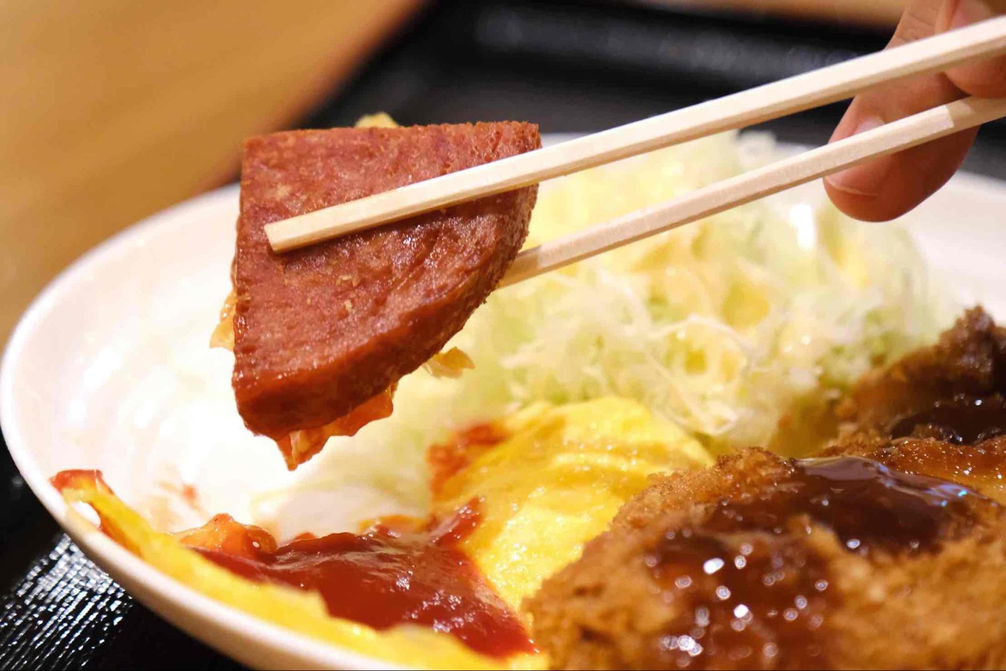 低価格でボリューミーな“沖縄食堂文化”を堪能!「沖縄家庭料理の店 ケンミン食堂」(那覇空港グルメ)
