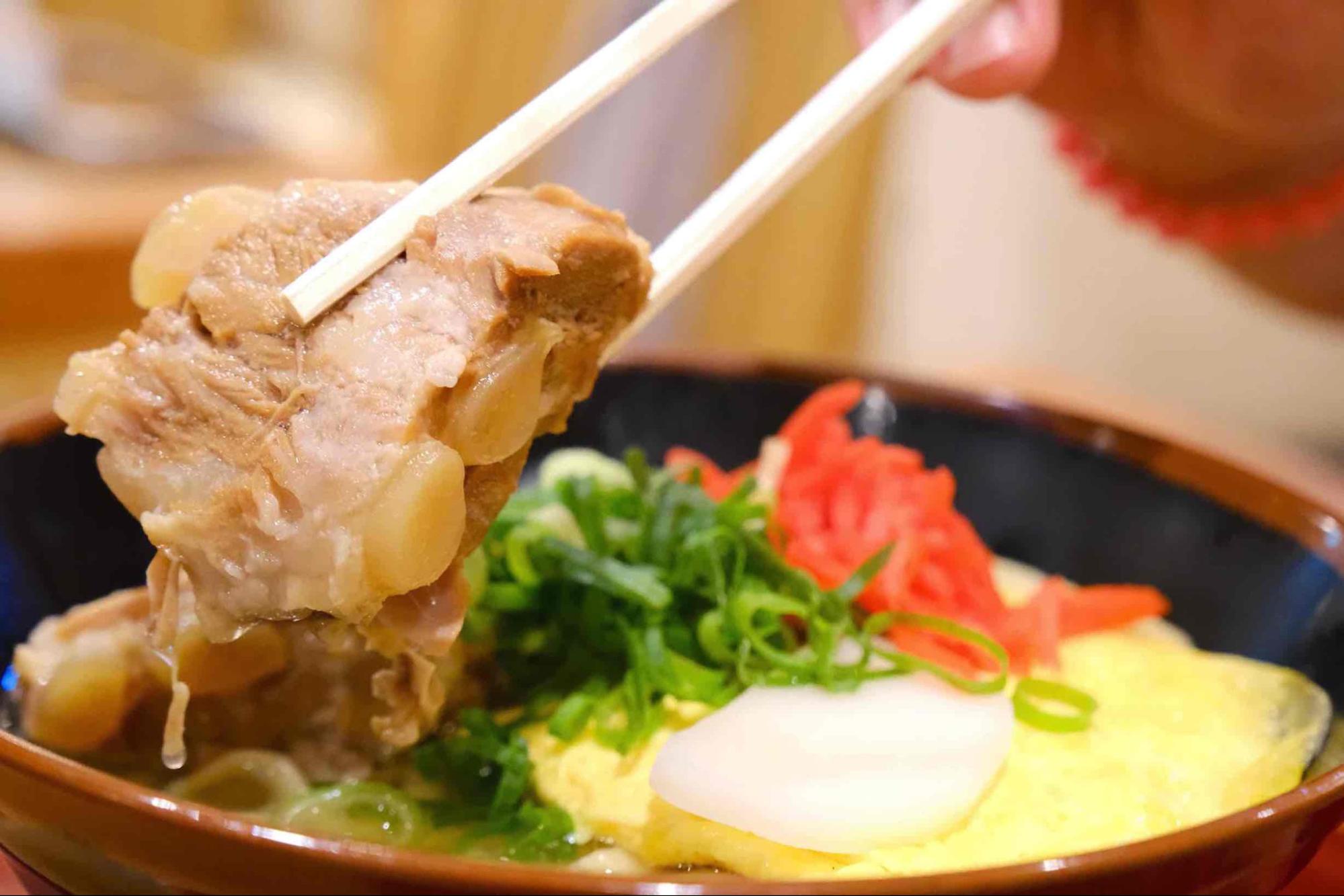 低価格でボリューミーな“沖縄食堂文化”を堪能!「沖縄家庭料理の店 ケンミン食堂」(那覇空港グルメ)