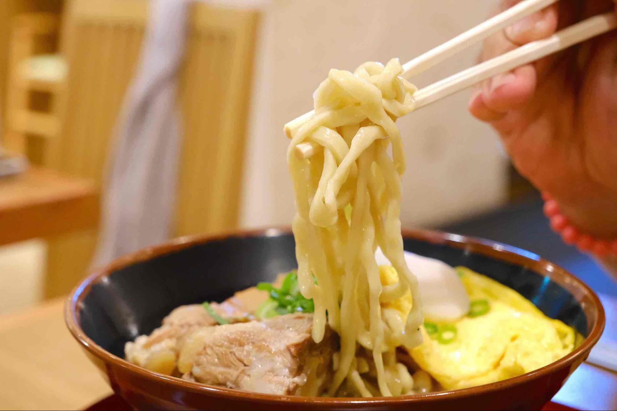 低価格でボリューミーな“沖縄食堂文化”を堪能!「沖縄家庭料理の店 ケンミン食堂」(那覇空港グルメ)