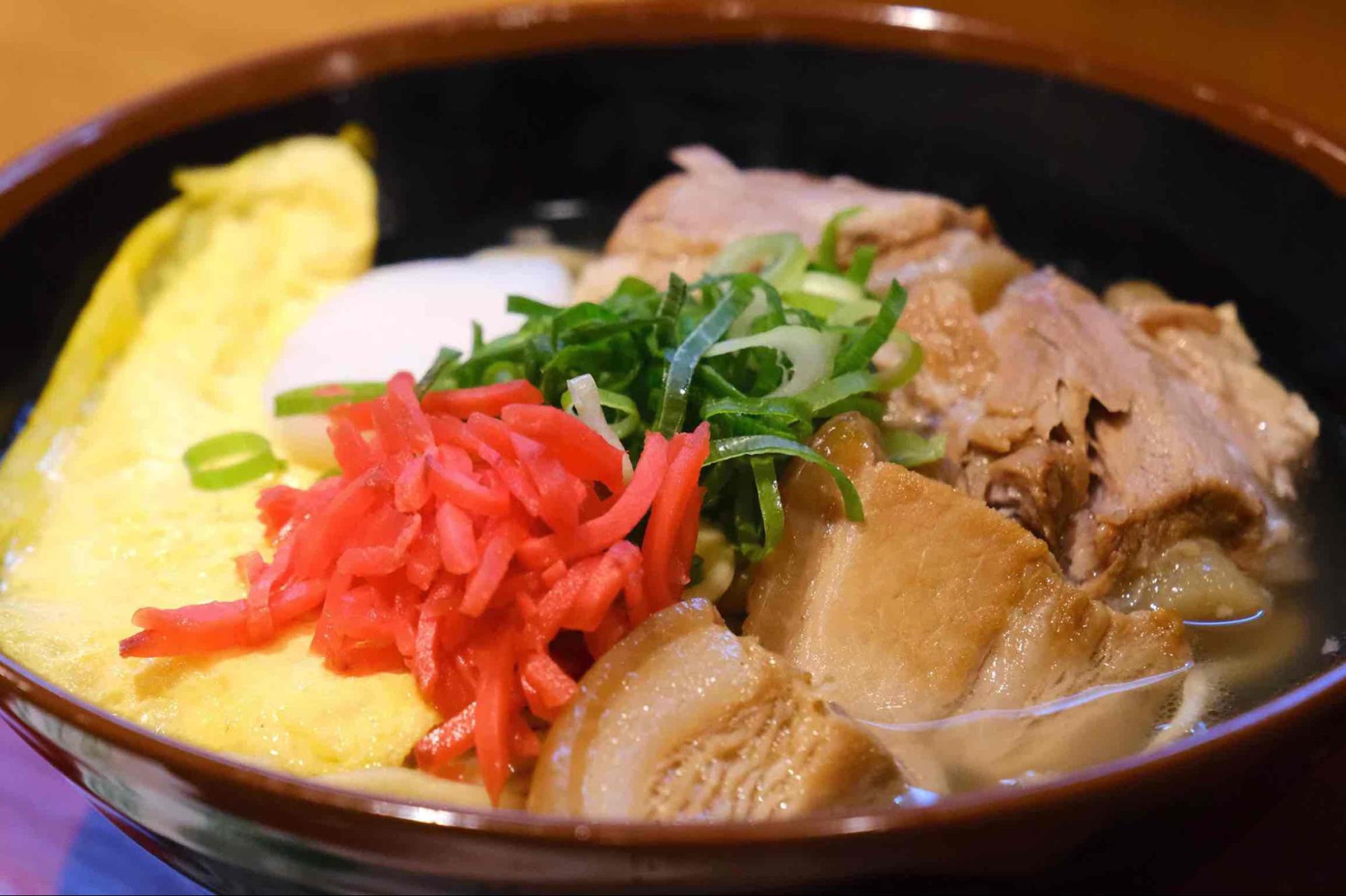 低価格でボリューミーな“沖縄食堂文化”を堪能!「沖縄家庭料理の店 ケンミン食堂」(那覇空港グルメ)