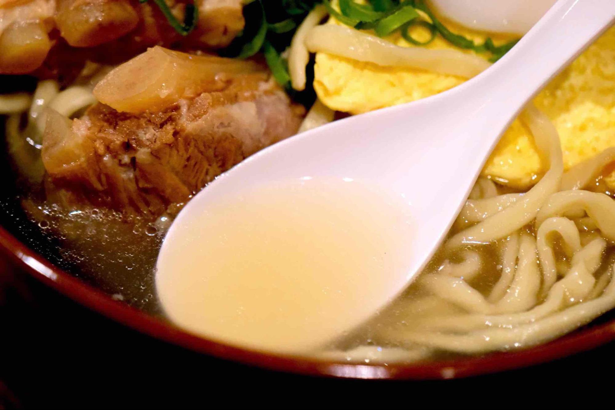 低価格でボリューミーな“沖縄食堂文化”を堪能!「沖縄家庭料理の店 ケンミン食堂」(那覇空港グルメ)
