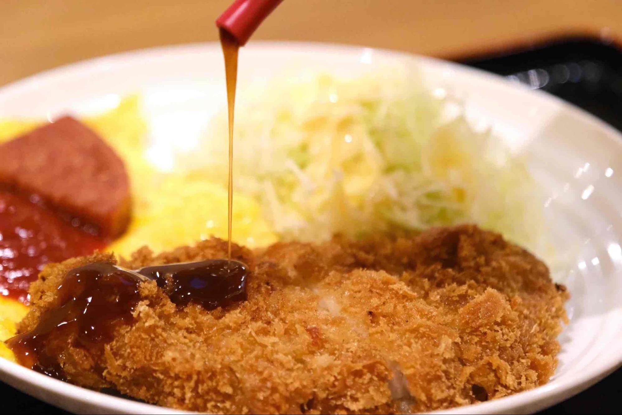 低価格でボリューミーな“沖縄食堂文化”を堪能!「沖縄家庭料理の店 ケンミン食堂」(那覇空港グルメ)