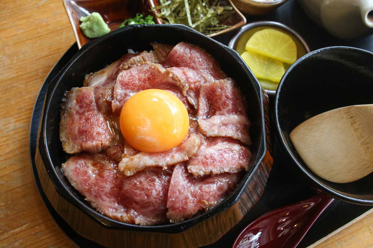 ごほうびランチにふさわしい王者の風格!A5黒毛和牛に恋をする至福の時間を「居酒屋 琉球インディアンズ」で味わおう(那覇市)