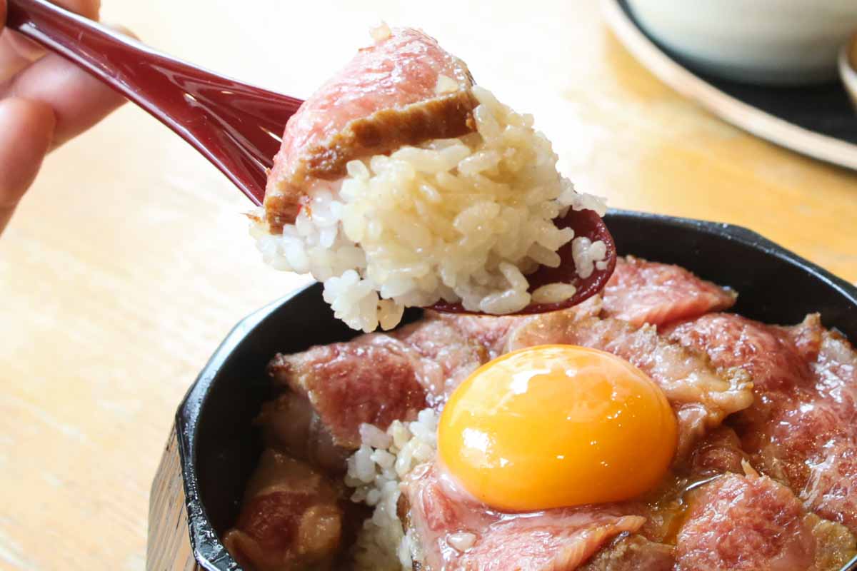 ごほうびランチにふさわしい王者の風格!A5黒毛和牛に恋をする至福の時間を「居酒屋 琉球インディアンズ」で味わおう(那覇市)
