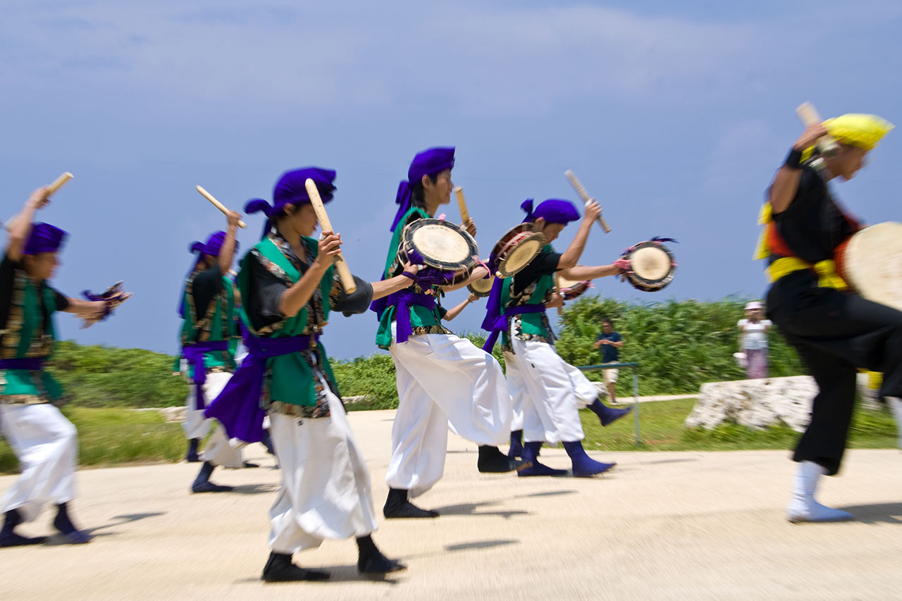 8月17日は特別な一日を「ぜんぶ祭り」で！漁師めし、花火大会も！沖縄三大伝統、エイサー・ハーリー・旗頭を中心に数多の伝統芸能が”糸満”に集結
