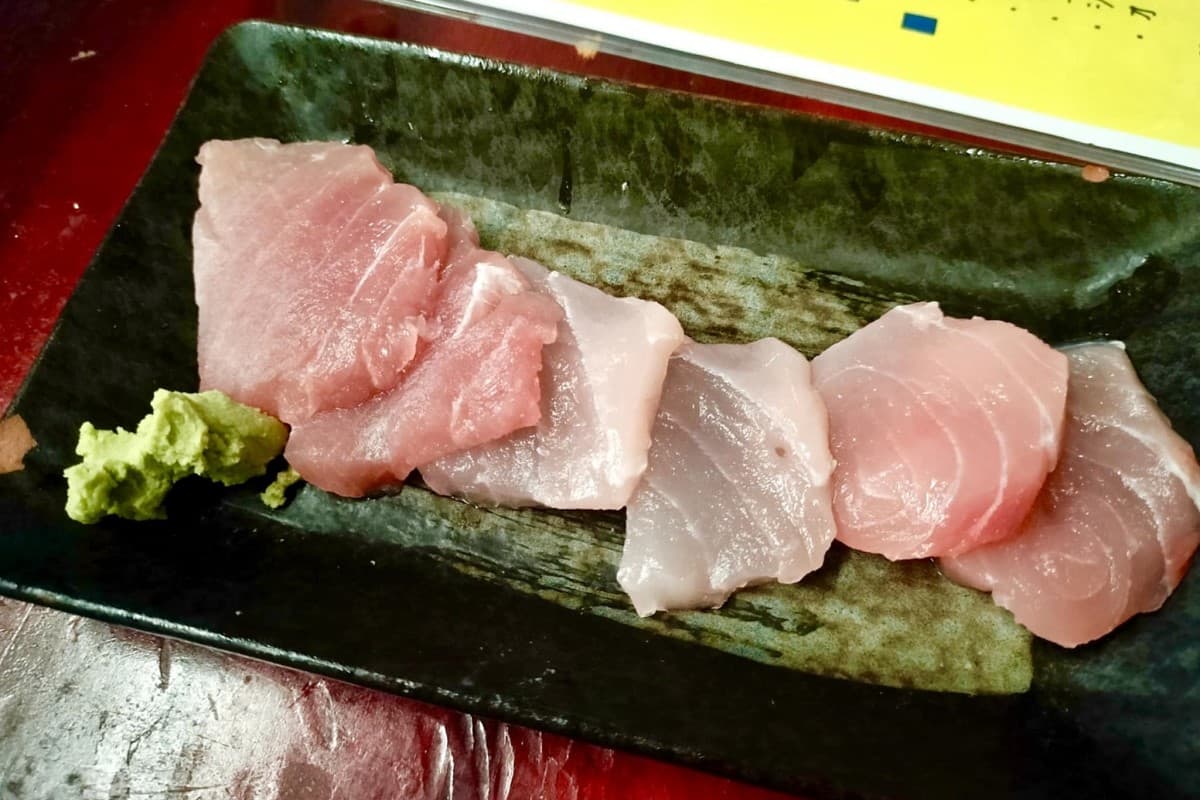本当に1000円！？ 「川かみ鮮魚」女性専用せんべろ！コスパ限界突破おつまみメニューに仰天【沖縄ハシゴ酒】（那覇市）