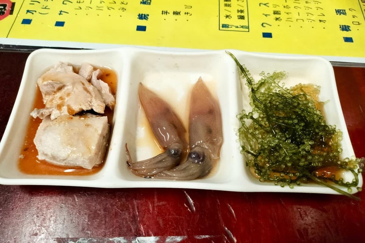 本当に1000円！？ 「川かみ鮮魚」女性専用せんべろ！コスパ限界突破おつまみメニューに仰天【沖縄ハシゴ酒】（那覇市）