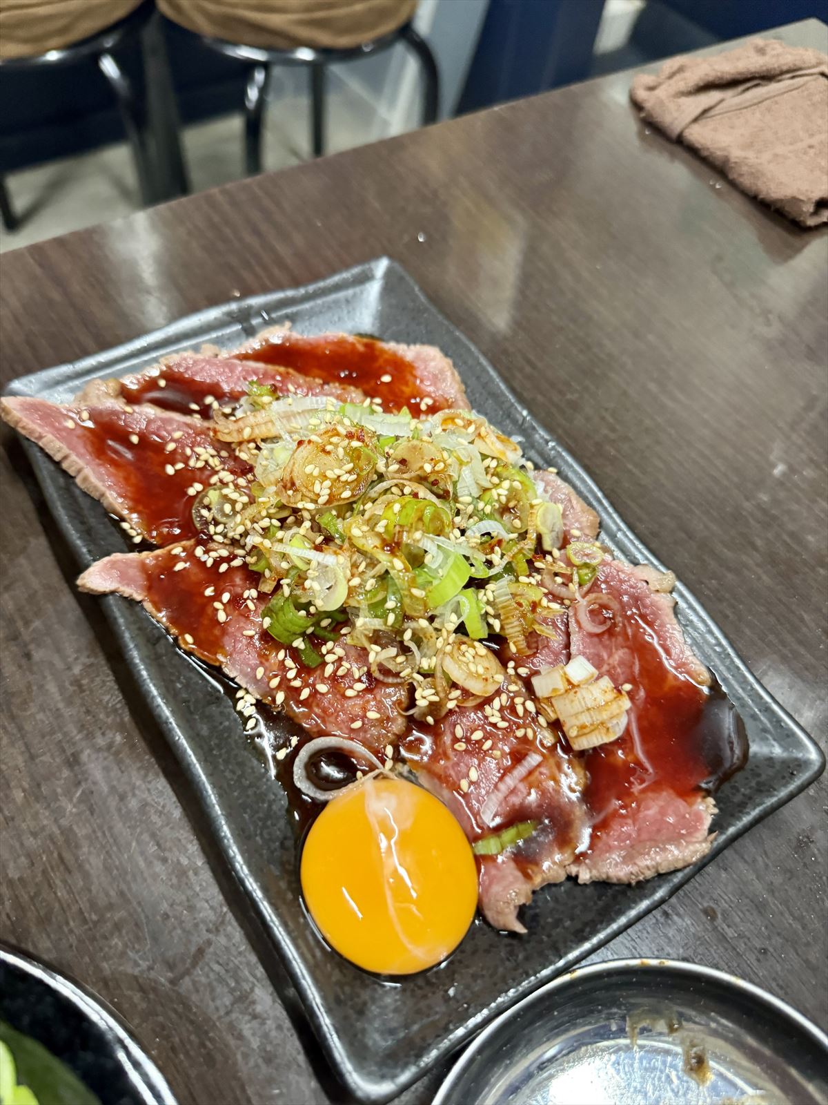 京都ならではの焼肉の食べ方って!? 那覇市の焼肉新名所!「焼肉ホルモン 赤白(あかしろ)」~キャンヒロユキの「とー、飲み歩きやってみよう」〜