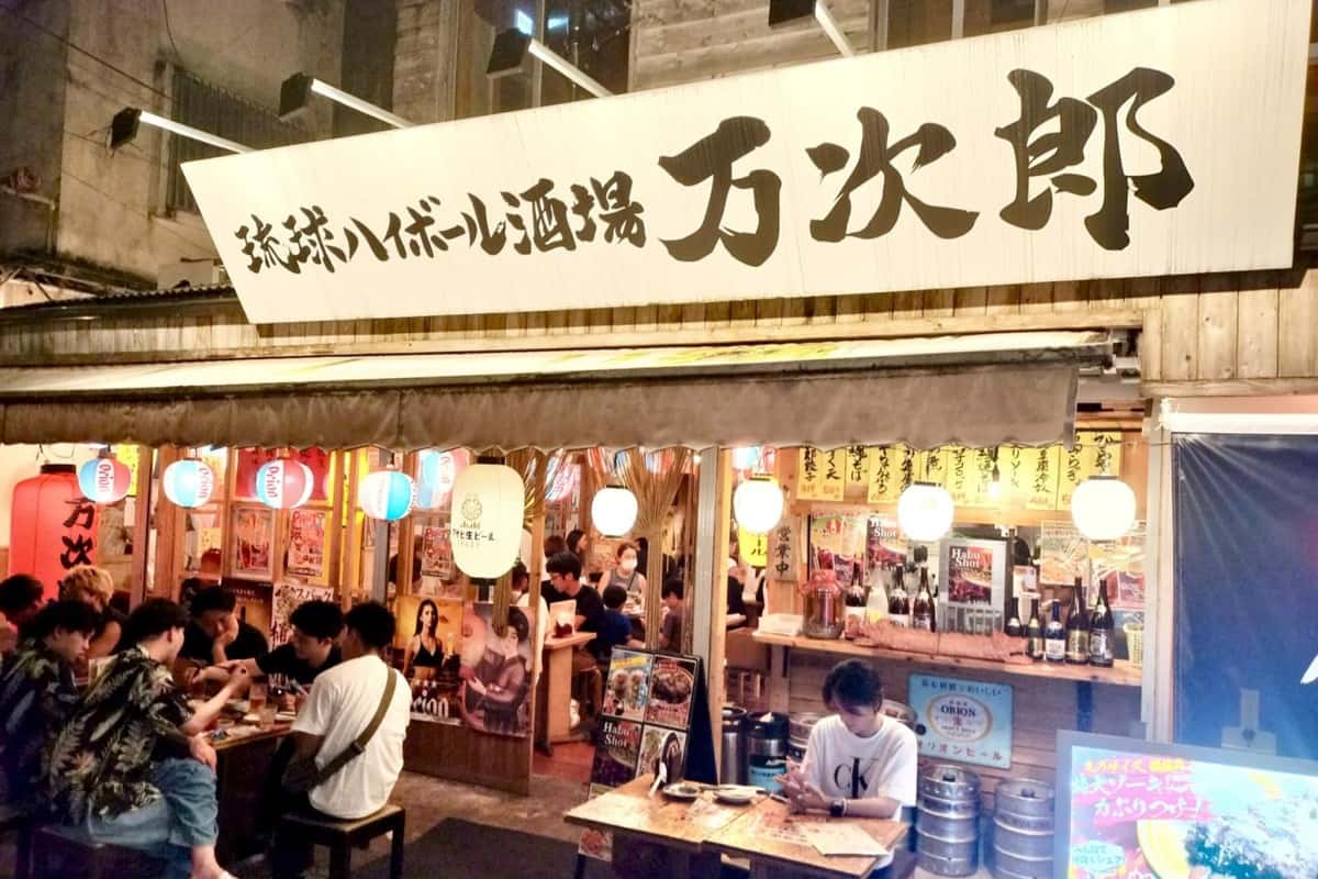 広い！安い！餃子がうまい！ 「琉球ハイボール酒場 万次郎」の包容力は、迷える呑兵衛を救う（那覇市）