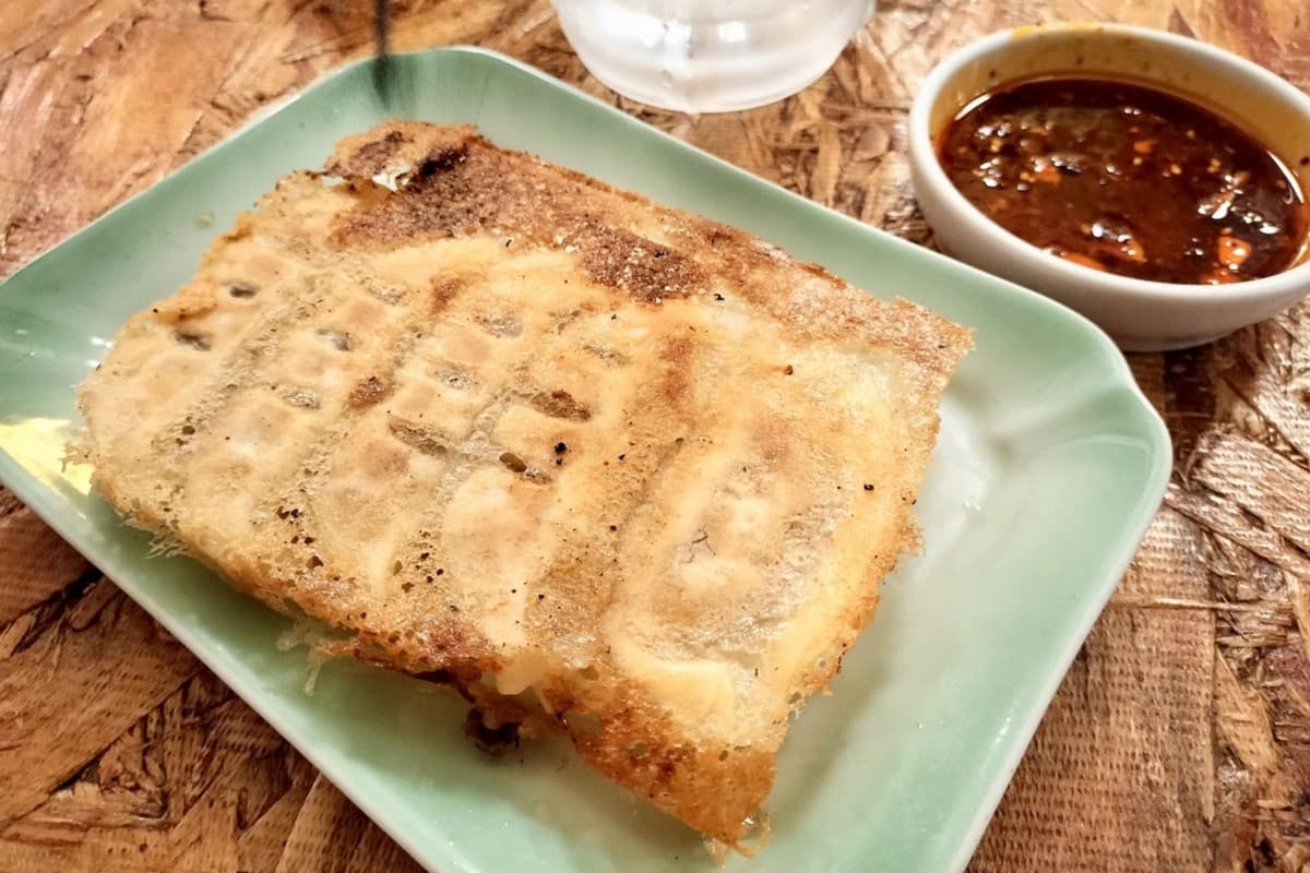 広い！安い！餃子がうまい！ 「琉球ハイボール酒場 万次郎」の包容力は、迷える呑兵衛を救う（那覇市）