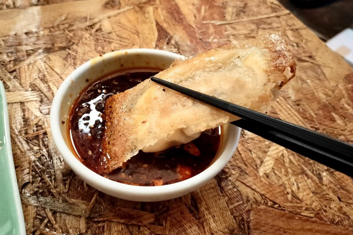 広い！安い！餃子がうまい！ 「琉球ハイボール酒場 万次郎」の包容力は、迷える呑兵衛を救う（那覇市）