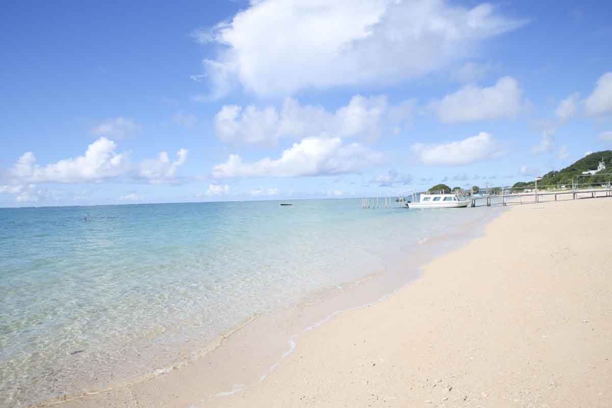 エメラルドグリーンの海と白い砂浜がまぶしい！那覇から気軽に行ける自然豊かな「新原ビーチ」（南城市）