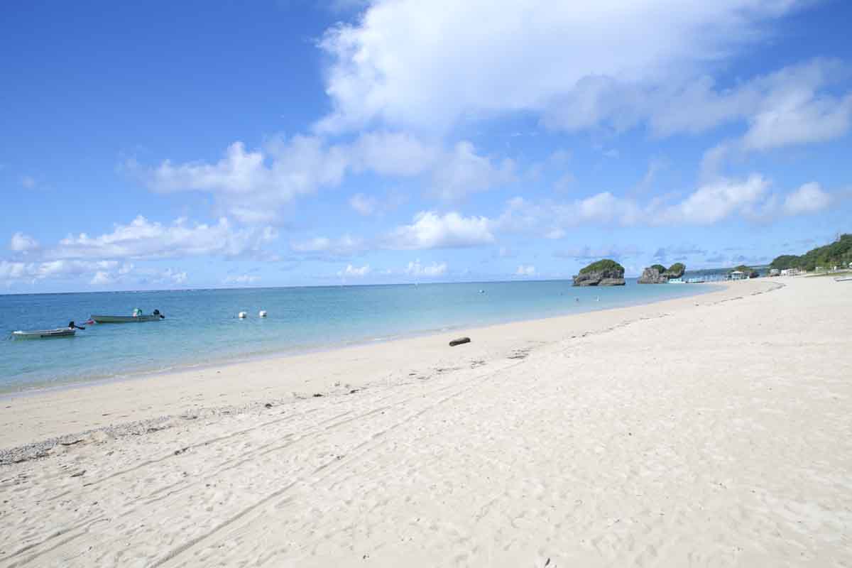 エメラルドグリーンの海と白い砂浜がまぶしい！那覇から気軽に行ける自然豊かな「新原ビーチ」（南城市）