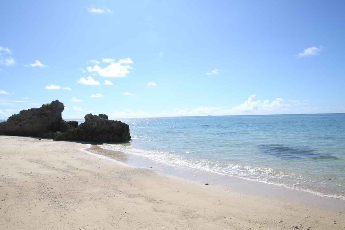エメラルドグリーンの海と白い砂浜がまぶしい！那覇から気軽に行ける自然豊かな「新原ビーチ」（南城市）
