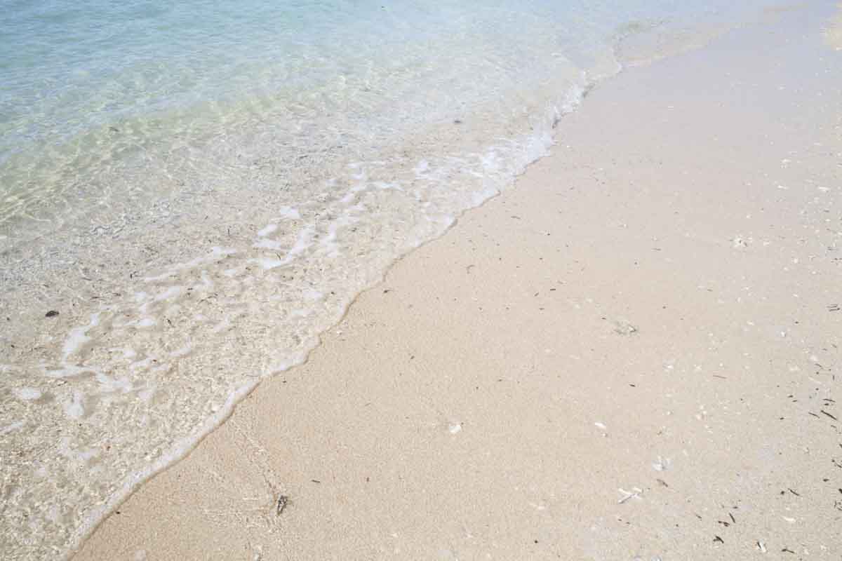 エメラルドグリーンの海と白い砂浜がまぶしい！那覇から気軽に行ける自然豊かな「新原ビーチ」（南城市）