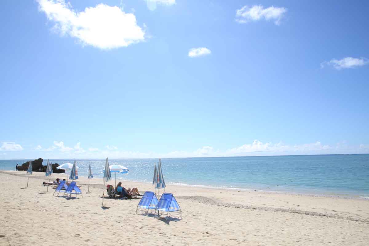 エメラルドグリーンの海と白い砂浜がまぶしい！那覇から気軽に行ける自然豊かな「新原ビーチ」（南城市）