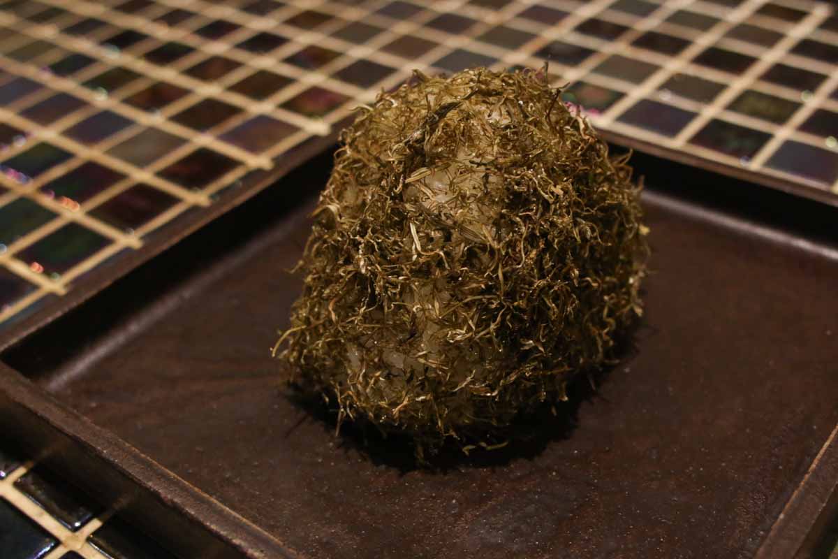 ふわっとして、ほろりと崩れる。お米の甘さとこだわり具材のマリアージュに感動する「おにぎりSTAND 田」(那覇市)