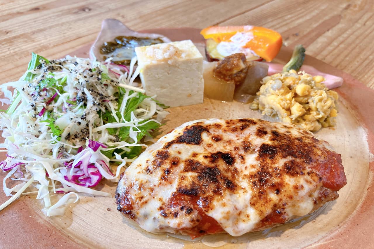 絶品!香りまでおいしい「ピパーチキッチン」の焦がしチーズハンバーグを食べに行こう(那覇市)