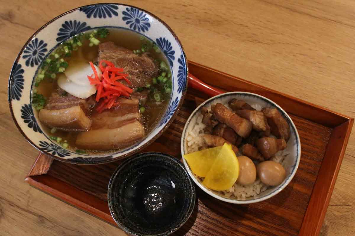 沖縄そばの相棒はジューシーだけじゃない！台湾生まれのルーロー飯と沖縄そばのセットが話題の「Shake Hands（シェイクハンズ）」（那覇市）