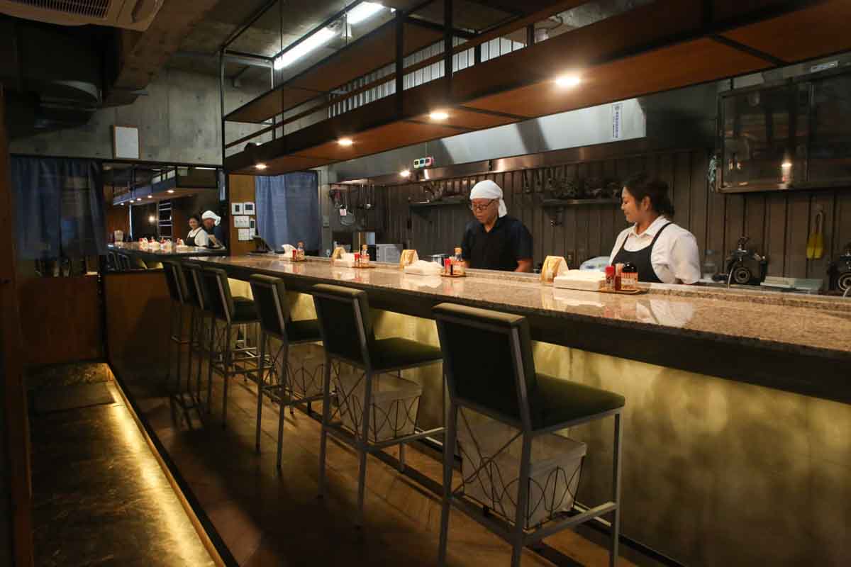 沖縄そばの相棒はジューシーだけじゃない！台湾生まれのルーロー飯と沖縄そばのセットが話題の「Shake Hands（シェイクハンズ）」（那覇市）