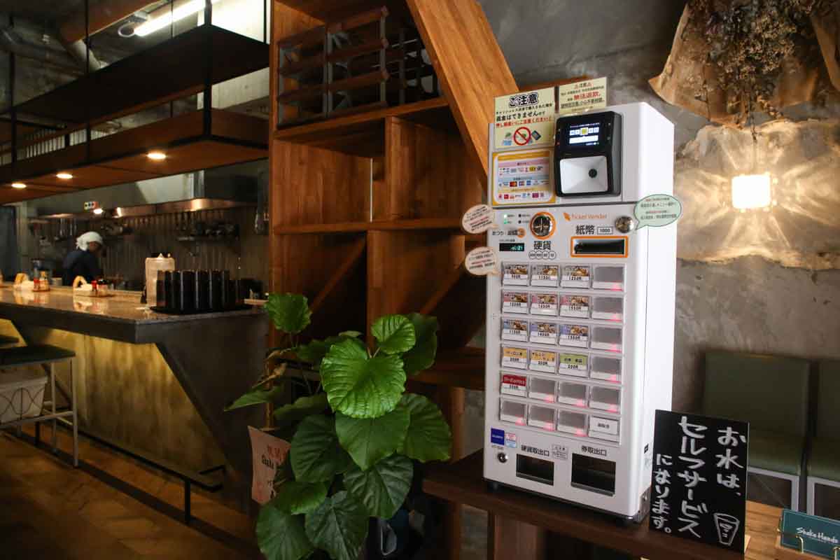 沖縄そばの相棒はジューシーだけじゃない！台湾生まれのルーロー飯と沖縄そばのセットが話題の「Shake Hands（シェイクハンズ）」（那覇市）