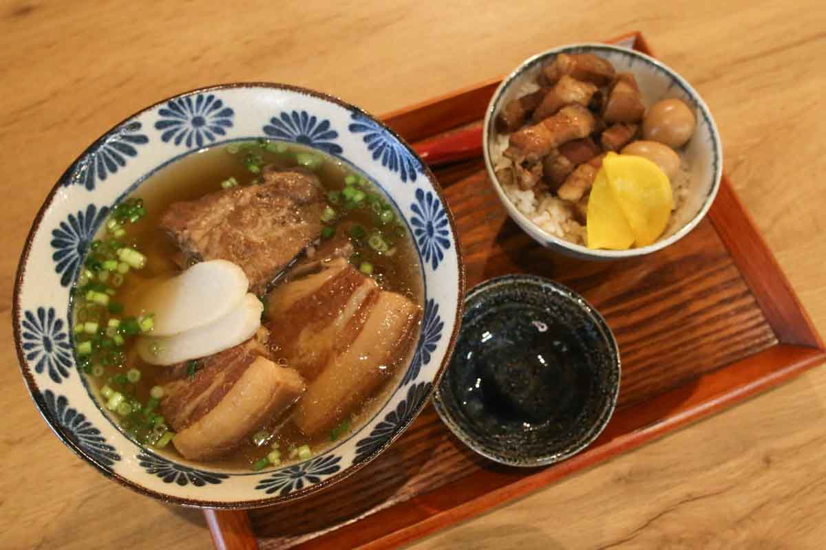 沖縄そばの相棒はジューシーだけじゃない！台湾生まれのルーロー飯と沖縄そばのセットが話題の「Shake Hands（シェイクハンズ）」（那覇市）
