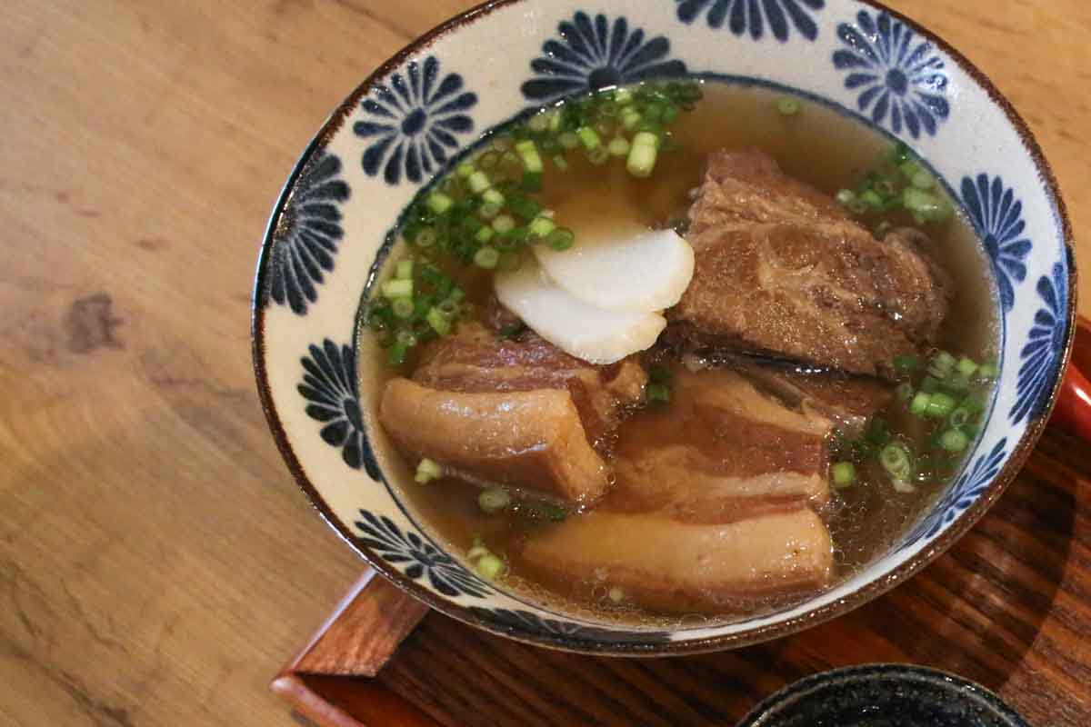 沖縄そばの相棒はジューシーだけじゃない！台湾生まれのルーロー飯と沖縄そばのセットが話題の「Shake Hands（シェイクハンズ）」（那覇市）