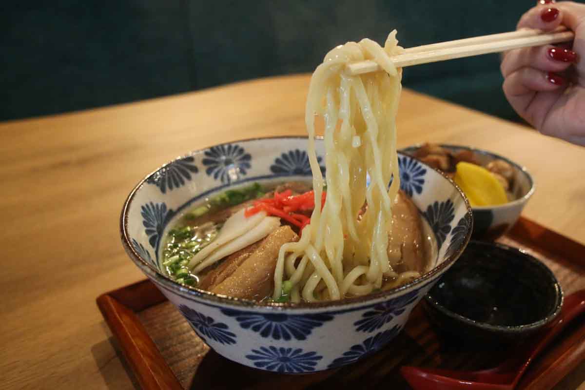 沖縄そばの相棒はジューシーだけじゃない！台湾生まれのルーロー飯と沖縄そばのセットが話題の「Shake Hands（シェイクハンズ）」（那覇市）