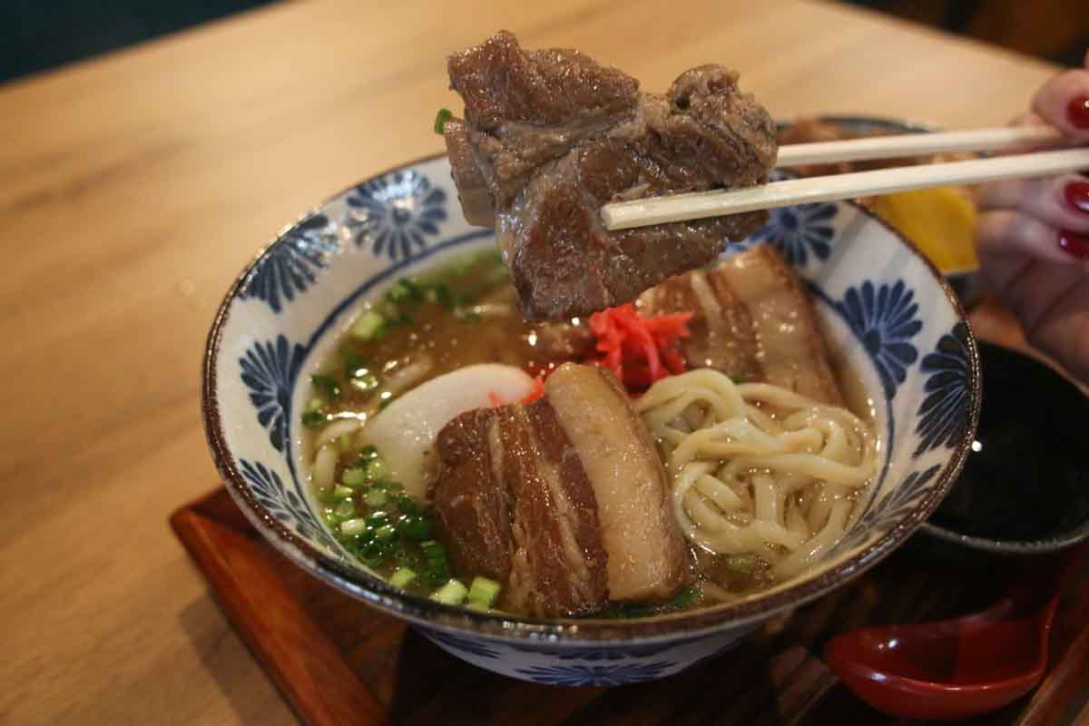 沖縄そばの相棒はジューシーだけじゃない！台湾生まれのルーロー飯と沖縄そばのセットが話題の「Shake Hands（シェイクハンズ）」（那覇市）