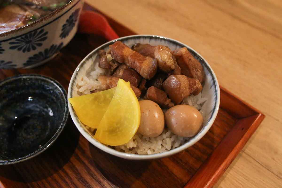 沖縄そばの相棒はジューシーだけじゃない！台湾生まれのルーロー飯と沖縄そばのセットが話題の「Shake Hands（シェイクハンズ）」（那覇市）