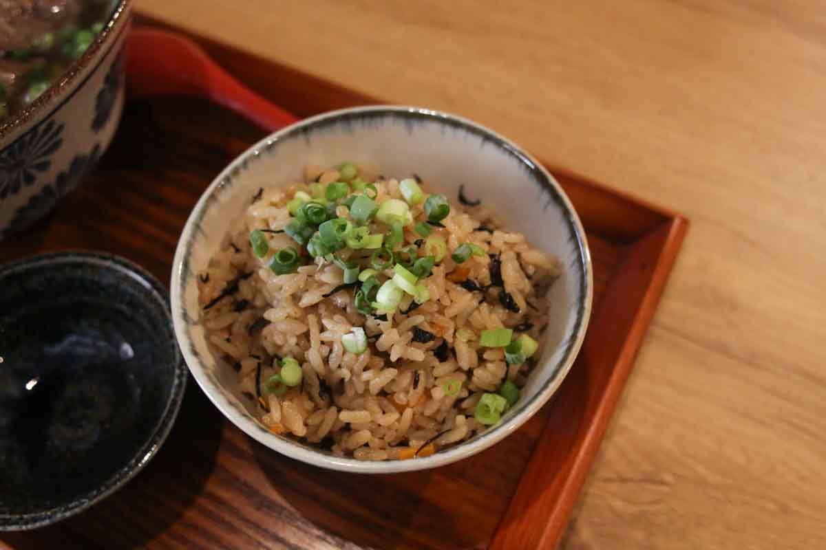 沖縄そばの相棒はジューシーだけじゃない！台湾生まれのルーロー飯と沖縄そばのセットが話題の「Shake Hands（シェイクハンズ）」（那覇市）